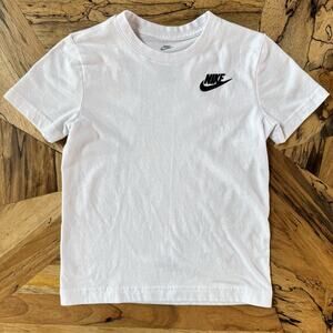 Nike Sportswear "The Nike Tee" Boys Embroidered Futura Logo White T-Shirt 5-6Y/M